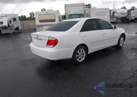 2005 Toyota Camry Xle z USA, uszkodzony, nr VIN 4T1BE30K55U556541